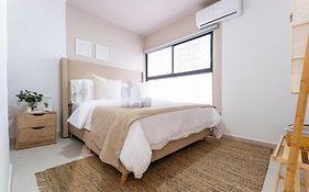 Cozy Apartment Located In Manila With Jacuzzi And Ac
